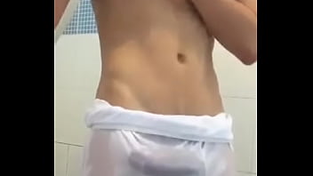 Molhando O Corpo E A Cueca thumbnail
