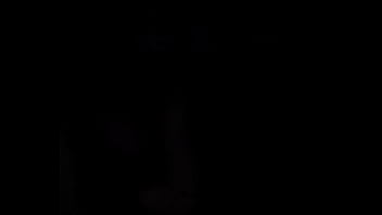 Com tesao a mil gostosa fode no carro estacionado enquanto os pedestres passam