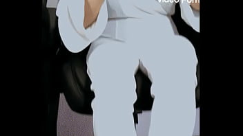 Mujer secretaria muestra sus uñas