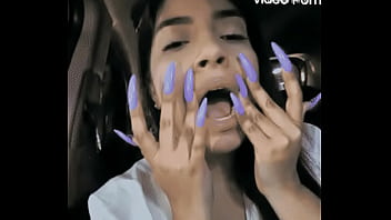 Mujer secretaria muestra sus uñas