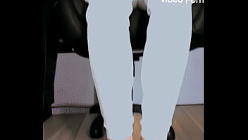 Mujer secretaria muestra sus uñas