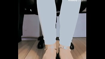 Mujer secretaria muestra sus uñas