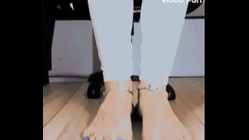 Mujer secretaria muestra sus uñas