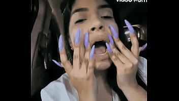 Mujer secretaria muestra sus uñas