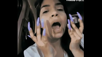 Mujer secretaria muestra sus uñas