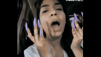 Mujer secretaria muestra sus uñas