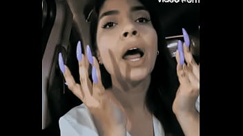 Mujer secretaria muestra sus uñas