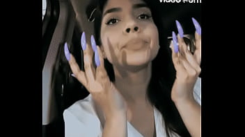 Mujer secretaria muestra sus uñas