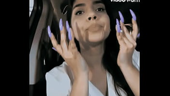 Mujer secretaria muestra sus uñas