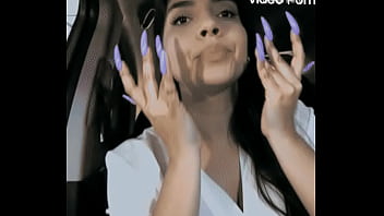 Mujer secretaria muestra sus uñas