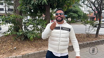 Trailer buceta rosa na banheira branca