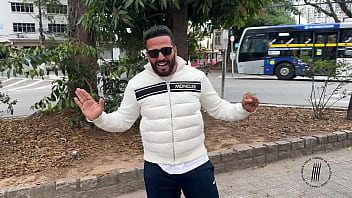 Trailer buceta rosa na banheira branca