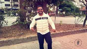 Trailer buceta rosa na banheira branca