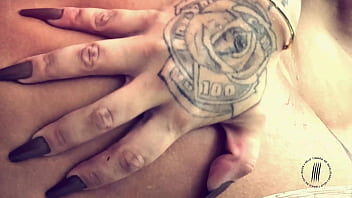 Trailer buceta rosa na banheira branca