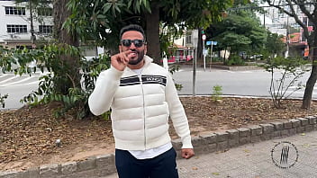 Trailer buceta rosa na banheira branca