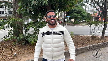 Trailer buceta rosa na banheira branca