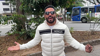 Trailer buceta rosa na banheira branca