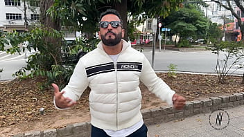 Trailer buceta rosa na banheira branca