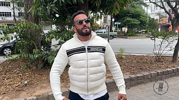 Trailer buceta rosa na banheira branca