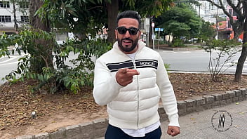 Trailer buceta rosa na banheira branca