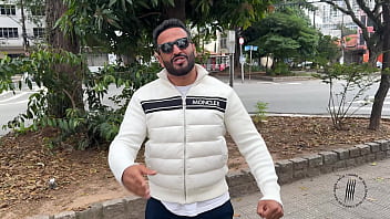 Trailer buceta rosa na banheira branca