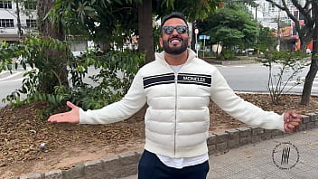 Trailer buceta rosa na banheira branca