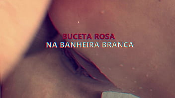 Trailer buceta rosa na banheira branca