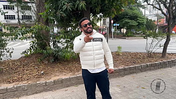 Trailer buceta rosa na banheira branca