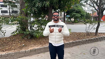 Trailer buceta rosa na banheira branca