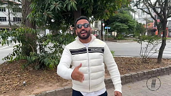 Trailer buceta rosa na banheira branca