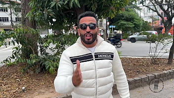 Trailer buceta rosa na banheira branca