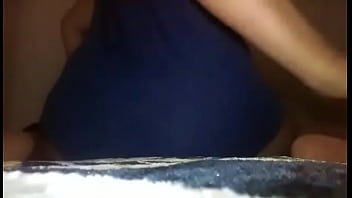 Morena masturbándose