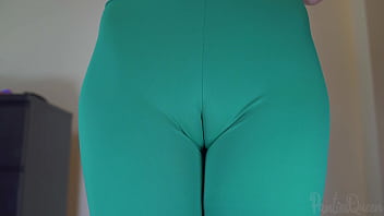 Blonde reveals huge camel toe pussy while tight shorts try on haul