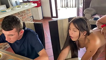 Llego a casa y esta mi hermanastra en la cocina le follo el coño de ella miertra su novio esta hay Llego a casa y esta mi hermanastra en la cocina le follo el coño de ella miertra su novio esta hay