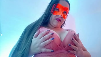 Camarera del bar masajea sus senos para su cliente favorito y queda mas que feliz full on xred sheer