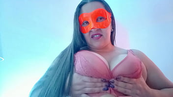 Camarera del bar masajea sus senos para su cliente favorito y queda mas que feliz full on xred sheer