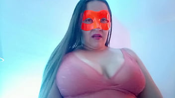 Camarera del bar masajea sus senos para su cliente favorito y queda mas que feliz full on xred sheer