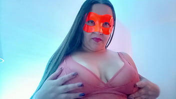 Camarera del bar masajea sus senos para su cliente favorito y queda mas que feliz full on xred sheer