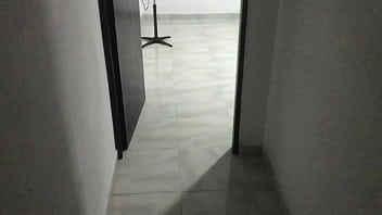 Entro a la habitación y veo a mi hermanastra masturbarse y la invito a follar duro y sexo apasionado andy z 94 y amateur nora milf