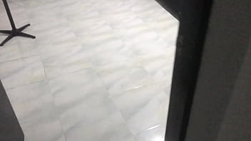 Entro a la habitación y veo a mi hermanastra masturbarse y la invito a follar duro y sexo apasionado andy z 94 y amateur nora milf