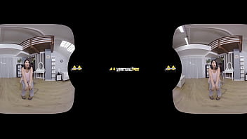 Pee desperation sets in for lady dee who wets her denims in vr porn