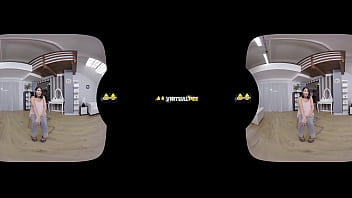 Pee desperation sets in for lady dee who wets her denims in vr porn