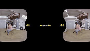 Pee desperation sets in for lady dee who wets her denims in vr porn