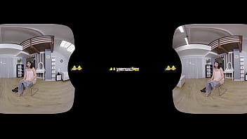 Pee desperation sets in for lady dee who wets her denims in vr porn