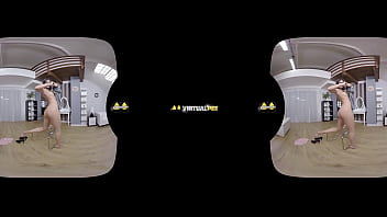 Pee desperation sets in for lady dee who wets her denims in vr porn