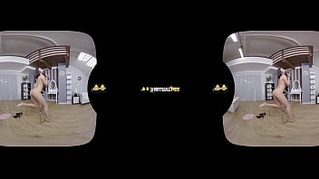 Pee desperation sets in for lady dee who wets her denims in vr porn