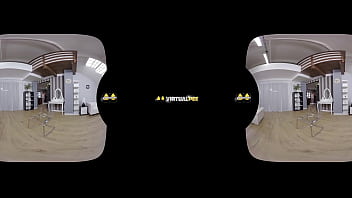 Pee desperation sets in for lady dee who wets her denims in vr porn