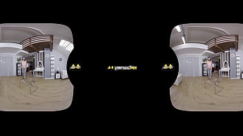 Pee desperation sets in for lady dee who wets her denims in vr porn