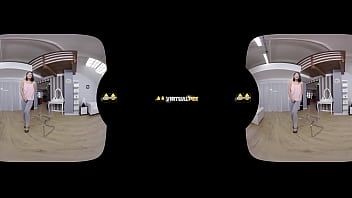 Pee desperation sets in for lady dee who wets her denims in vr porn