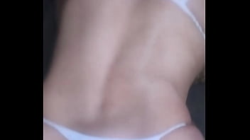 Gostosa magrinha do cabelo curto tirou leitinho do moreno